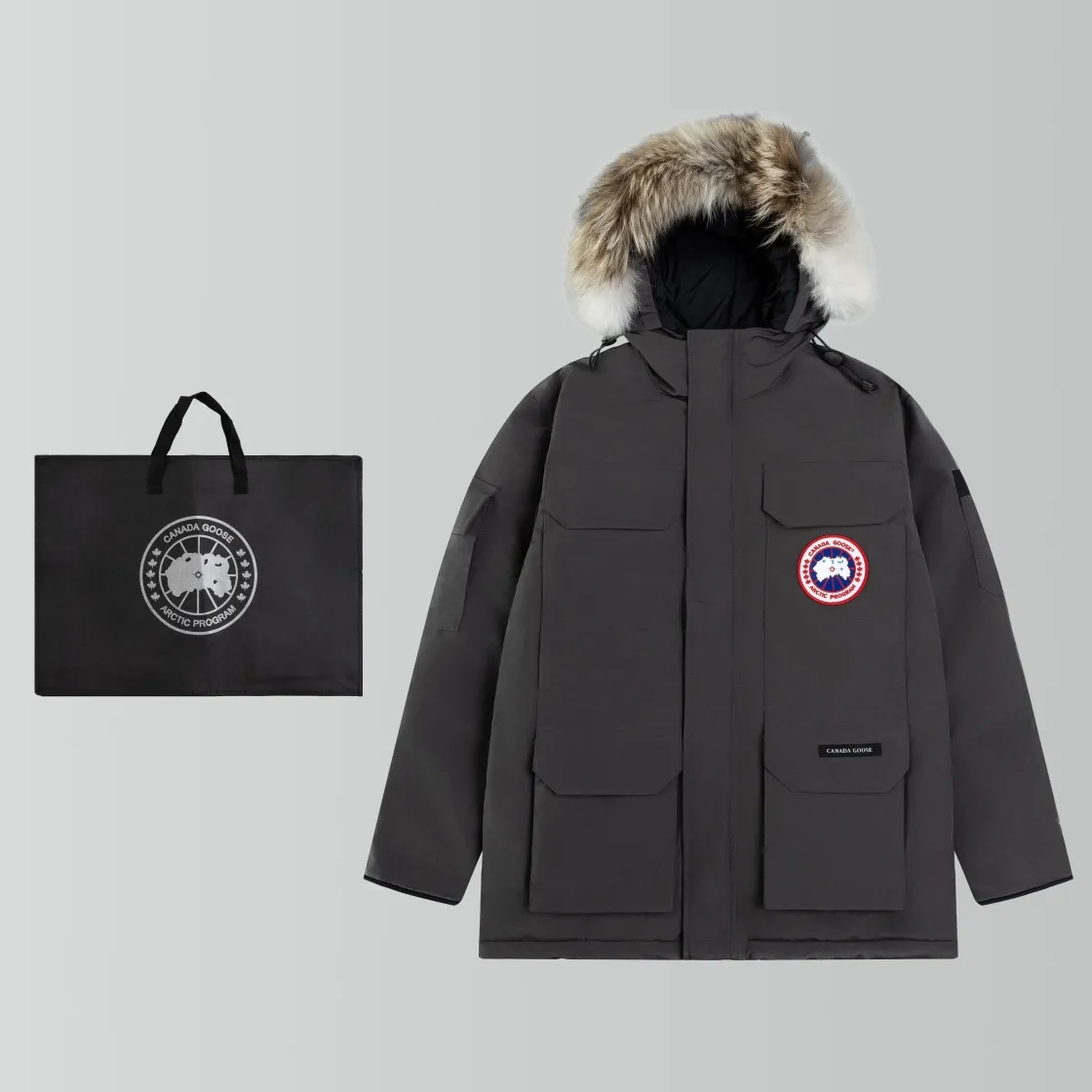 P820 (Top wolf fur version delivery handbag) Canada Goose Canada Goose #Expedition expedition parka classic down jacket ➖ Imported 21-count polyester-cotton blended original fabric [last year’s 16-count/18-count hard fabrics have been completely eliminated, this year all use 21-count genuine synchronous fabrics, the soft mid-band feels delicate and textured], genuine synchronous Feather-Light 10D waterproof coated fabric, made of 84.5% polyester fiber and 15.5% cotton, 100% the best feel in the entire network! ➖ The genuine official website uses the national standard 80 white duck down, and will never be misled by false claims such as 90 down or goose down! ➖ Using the best nylon lining with double double-layer sealing design, velvet-proof No. 7 needle + grid-filled down ready-made garments, there is 100% no so-called velvet running! ➖ The cuffs are designed with thickened seamless threads, and the collar and pockets are lined with top-quality polar fleece to keep you warm and comfortable! ➖ Yoshida YKK provides original custom-made electroplated sliders. YKK two-way lockable zippers are tight and smooth and will not peel off paint! ➖ 3M composite guarantees that the Velcro is the same as the original, durable, and all accessories and hardware are custom-made! ➖ The imported Behringer embroidery machine customizes the 10,000-needle embroidery logo, and 98% of the replicas restore the original logo. ➖ ​​The fur collars are all made of large pieces of Western Canadian blue wolf leather, ensuring that each fur collar is 13-15cm wide!